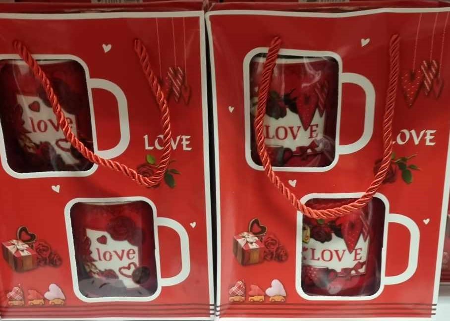 Love feliratú szíves bögre kiskanállal szett díszdobozban szerelmeseknek - 2 dl. Ajándék pároknak Valentin-napra. - Image 3