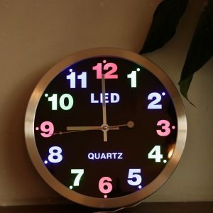 Falióra világító, színes számlappal