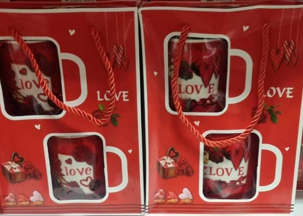 Love feliratú szíves bögre kiskanállal szett díszdobozban szerelmeseknek - 2 dl. Ajándék pároknak Valentin-napra.