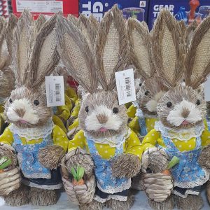 Szalmából készült húsvéti nyúl kosárral a kezében35cm