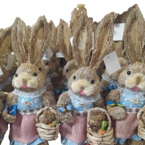 Szalmából készült húsvéti nyúl ,pillangóval a kezén 35cm