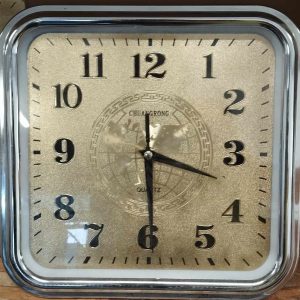 Kocka formájú fali óra ,kétféle színben -számlapos 30 cm