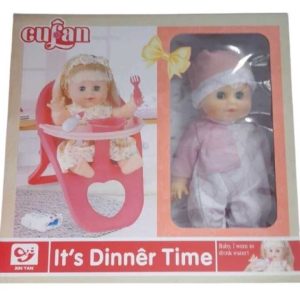 Játék baba etetőszékkel és egyéb kiegészítőkkel