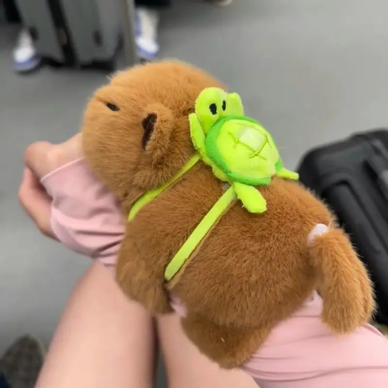 Capybara plüss interaktiv mozgó farokkal csuklóra tehető ,levehető teknős páncéllal a hátán. - Image 4