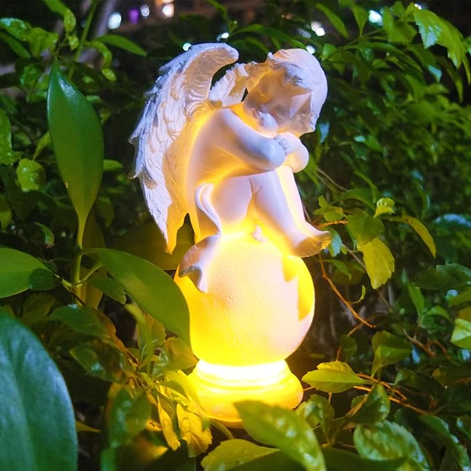 Napelemes Térdelő Angyalszobor Leszúró Karóval – Fehér Kerti Dekoráció - Image 4