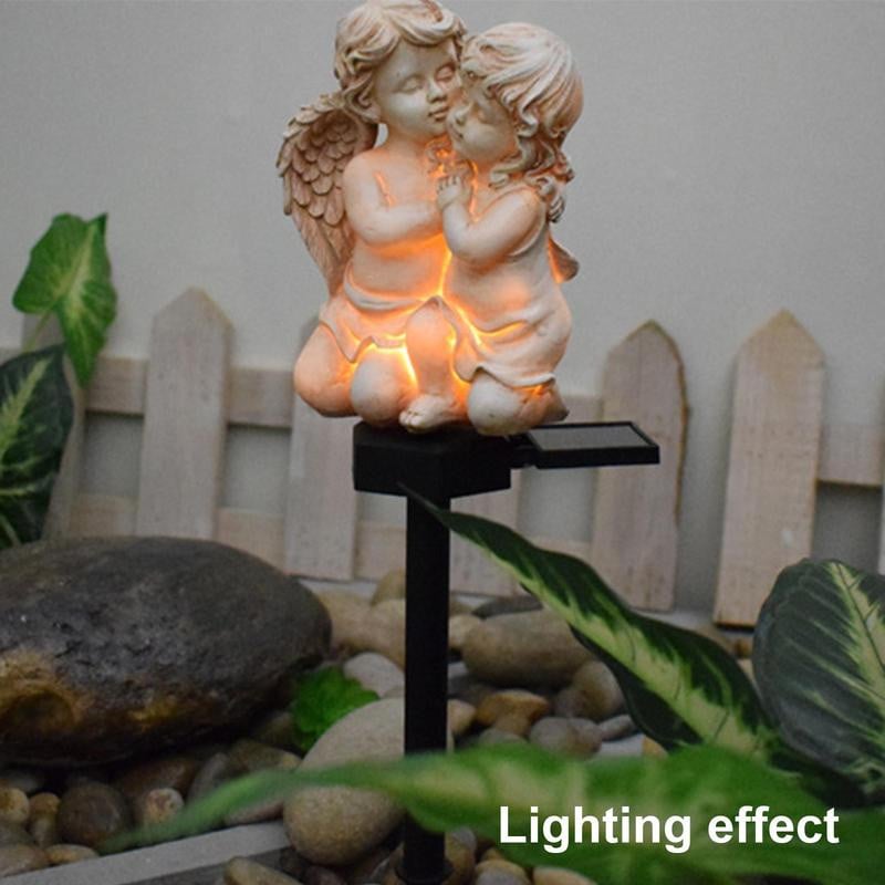 Napelemes Ölelkező Angyalpár Szobor Leszúró Karóval – Meleg Fényű, Romantikus Kerti Dekoráció - Image 2