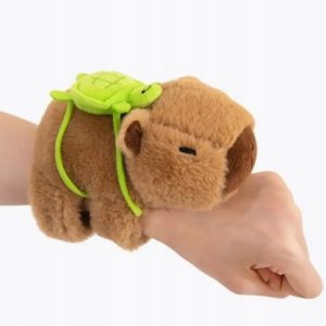 Capybara plüss interaktiv mozgó farokkal csuklóra tehető ,levehető teknős páncéllal a hátán.