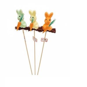 Húsvéti nyuszi figura pálcikán sárgarépával és rusztikus ággal KTM